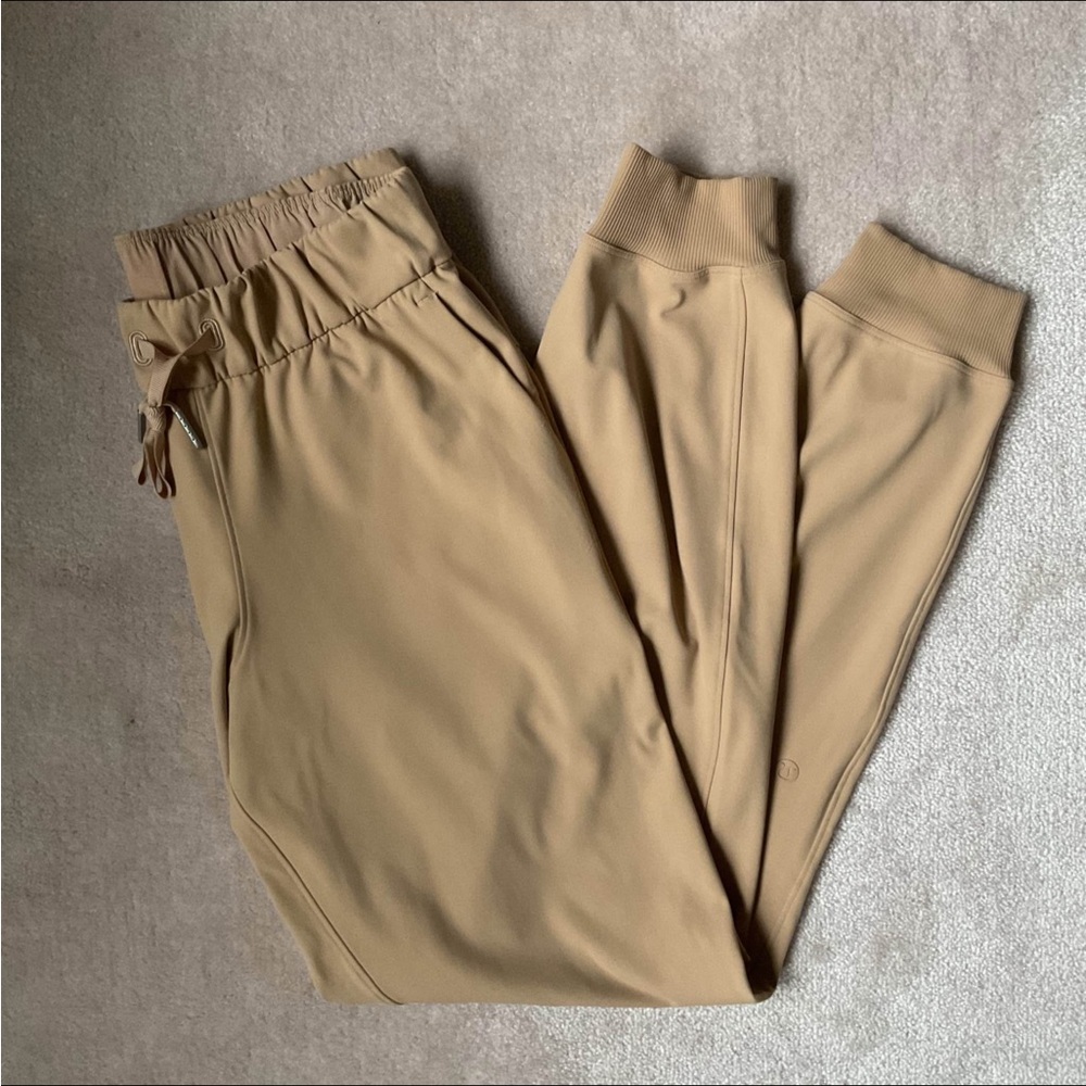 Lululemon on the fly joggers